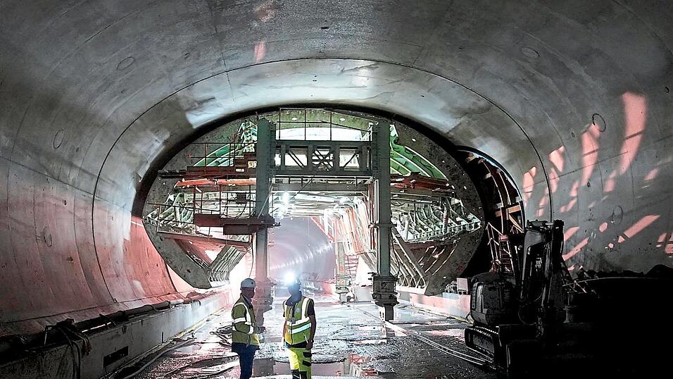 Hier wird die Röhre mit einem Schalwagen ausbetoniert.