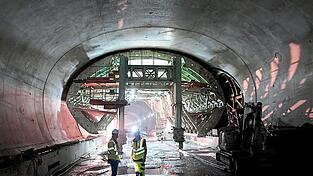 Hier wird die Röhre mit einem Schalwagen ausbetoniert.