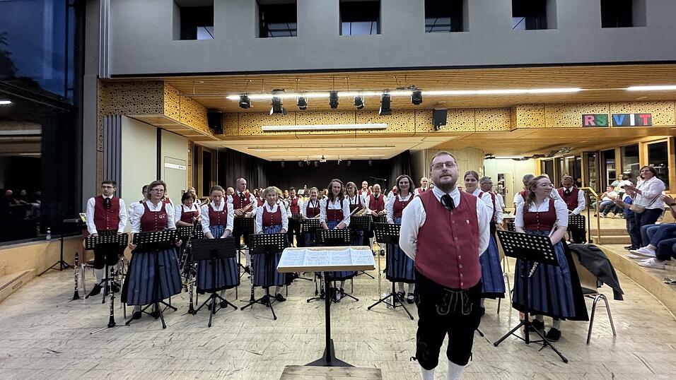 Die Stadtkapelle Viechtach begeisterte in der vollbesetzten Aula der Realschule.