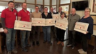 Christian Geiger und Michael Achatz (FFW Pirka), Hubert Kraus (TV Viechtach), Thomas Schnitzbauer (Stadtkapelle), Franz Lobmeier und Martin Wühr (FC Viechtach), Heidi Bachl (KontakTiere), Spender Günther Klein und Marion Frankl vom Kindergarten St. Josef (v.l.) Christian Geiger und Michael Achatz (FFW Pirka), Hubert Kraus (TV Viechtach), Thomas Schnitzbauer (Stadtkapelle), Franz Lobmeier und Martin Wühr (FC Viechtach), Heidi Bachl (KontakTiere), Spender Günther Klein und Marion Frankl vom Kindergarten St. Josef (v.l.)