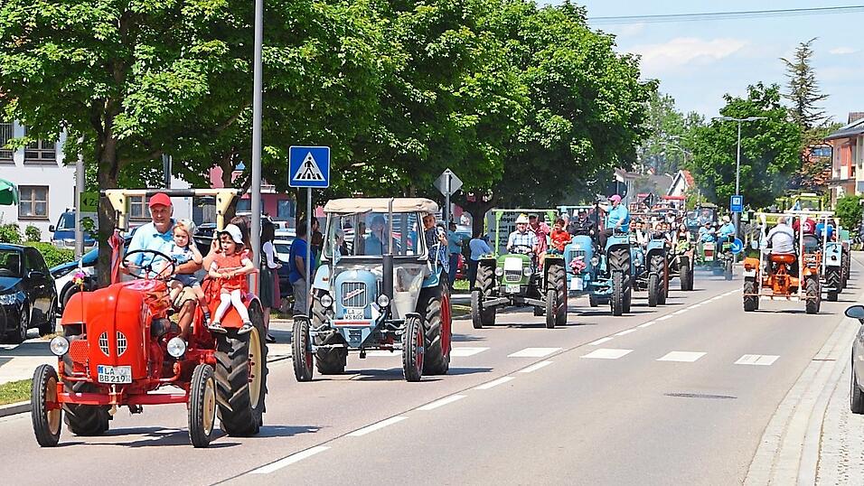 Zum Oldtimer-Bulldogtreffen waren über 140 Boliden gekommen, die dann am Nachmittag unüberhörbar zur Dorfrundfahrt starteten. Zum Oldtimer-Bulldogtreffen waren über 140 Boliden gekommen, die dann am Nachmittag unüberhörbar zur Dorfrundfahrt starteten.