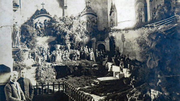 Michael Steinböck mit seinem Sohn Johann um 1930 vor seiner Krippe, aufgebaut in der damaligen Seitenkapelle der Pfarrkirche St. Martinus. Dargestellt ist die Auferstehung Christi. Michael Steinböck mit seinem Sohn Johann um 1930 vor seiner Krippe, aufgebaut in der damaligen Seitenkapelle der Pfarrkirche St. Martinus. Dargestellt ist die Auferstehung Christi.
