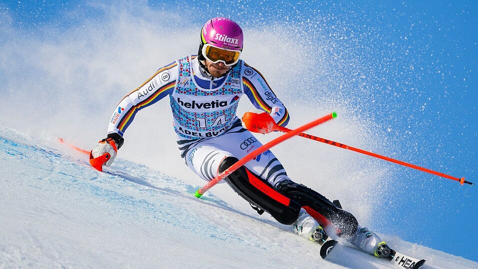 Linus Stra&szlig;er patzt beim Slalom von Adelboden.
