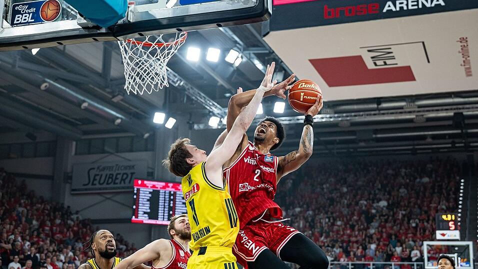 Ibi Watson zieht zum Korb. Ibi Watson zieht zum Korb.