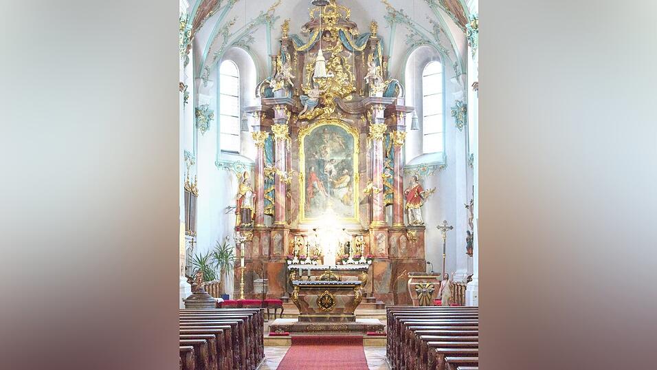 So beginnt das 'Lichtspiel' zum Fr&uuml;hlingsanfang in der Pfarrkirche: Als erstes erstrahlt der Tabernakel in glei&szlig;endem Licht.