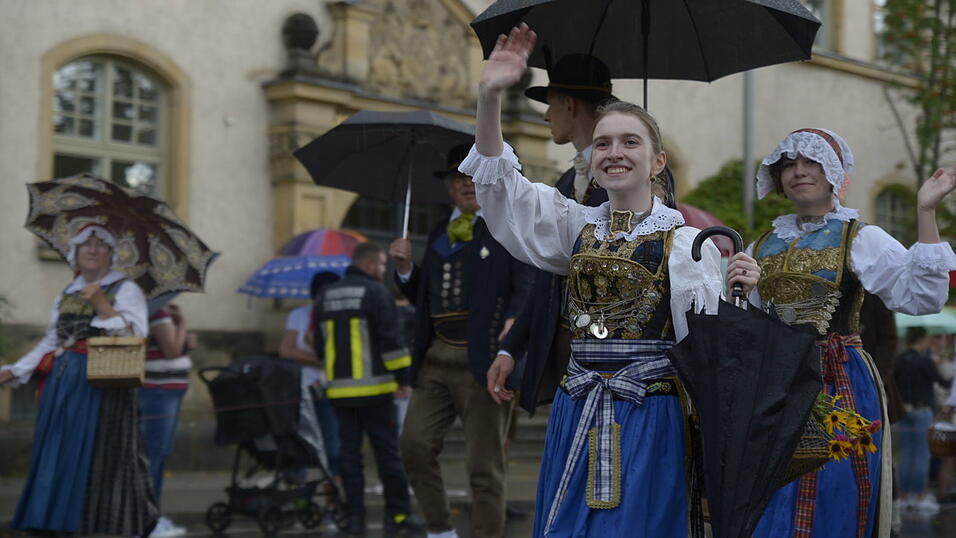 Zahlreiche Musik- und Trachtengruppen zogen nach dreij&auml;hriger Pause am Freitagabend zum Festplatz Am Hagen.&nbsp;