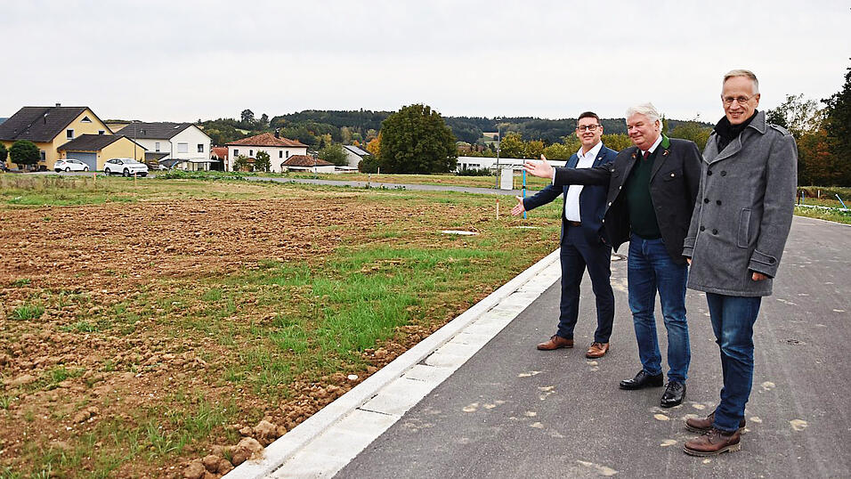 Freude über neugeschaffenes Bauland: Bürgermeister Helmut Fichtner, BEM-Geschäftsführer Alfred Rammelmeier und Stadtbaumeister Ulrich Dempf (v.l.) beim Ortstermin 'Am Kindergarten Nord' in Sandelzhausen. Freude über neugeschaffenes Bauland: Bürgermeister Helmut Fichtner, BEM-Geschäftsführer Alfred Rammelmeier und Stadtbaumeister Ulrich Dempf (v.l.) beim Ortstermin 'Am Kindergarten Nord' in Sandelzhausen.