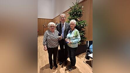 Ein Ehrenzeichen der Gemeinde erhielt Christa Rauhmeier und Doris Wei&szlig;.