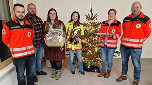 Annalena und Sebastian Dobmeier wollen ihren Rettern und Helfern unbedingt pers&ouml;nlich danken und kommen mit s&uuml;&szlig;en Aufmerksamkeiten im Rettungszentrum in Cham vorbei. &bdquo;Das war uns ganz wichtig, dass die Arbeit, die ihr leistet, auch gesehen wird&ldquo;, sagen die beiden an die Adresse von Sonja Muhr (Dritte von rechts), Stefanie Hunger (Zweite von rechts), Tobias B&ouml;hm (rechts) und Stefan Kress (links). Terminlich verhindert sind an dem Tag Notarzt Dr. Thomas Etti und Notfallsanit&auml;ter Matthias Amann.