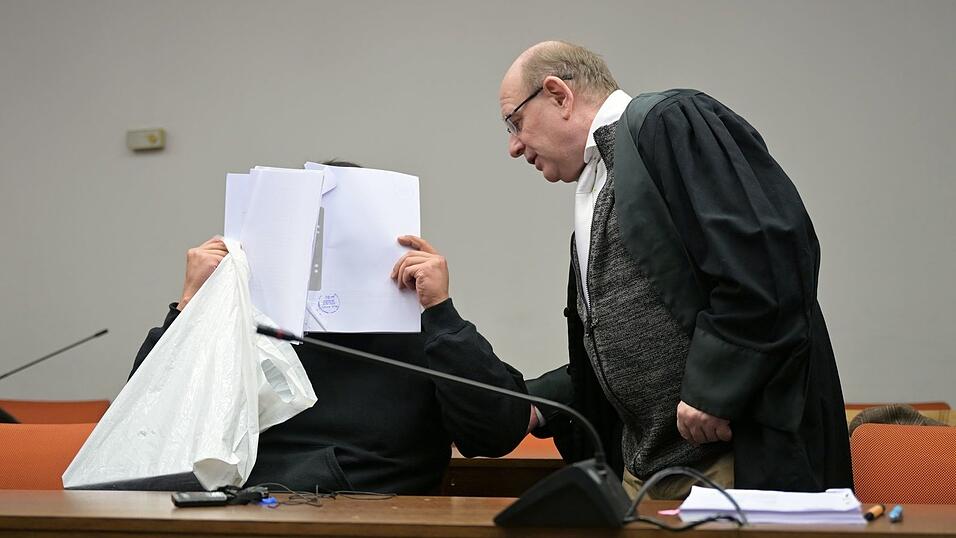 Der Student verbarg sein Gesicht zu Beginn des Prozesses.