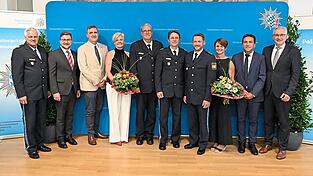 Der offizielle Amtswechsel der Polizeiinspektion Dingolfing: Werner Sika, Polizeivizepräsident des Polizeipräsidiums Niederbayern, Bürgermeister Valentin Walk, Franz Huber, Anja und Max Mundt, Roland Kerscher, Andreas und Barbara Baumgartner, Bartholomäus Maierhofer und Landrat Werner Bumeder stellten sich gemeinsam zum Erinnerungsfoto. Der offizielle Amtswechsel der Polizeiinspektion Dingolfing: Werner Sika, Polizeivizepräsident des Polizeipräsidiums Niederbayern, Bürgermeister Valentin Walk, Franz Huber, Anja und Max Mundt, Roland Kerscher, Andreas und Barbara Baumgartner, Bartholomäus Maierhofer und Landrat Werner Bumeder stellten sich gemeinsam zum Erinnerungsfoto.