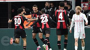 Schicks Rekordtor lässt Leverkusen zum 2:1 jubeln. Schicks Rekordtor lässt Leverkusen zum 2:1 jubeln.