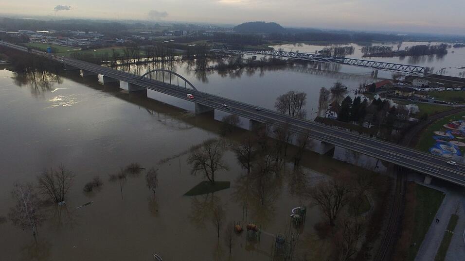 In Deggendorf ist die Lage am Sonntag noch angespannt.
