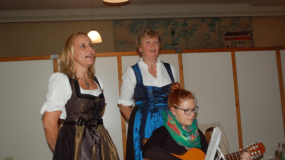 Die Damen der 'G&ouml;pferdinger Stubnmusi' bei ihren musikalischen Darbietungen bei der Weihnachtsfeier.