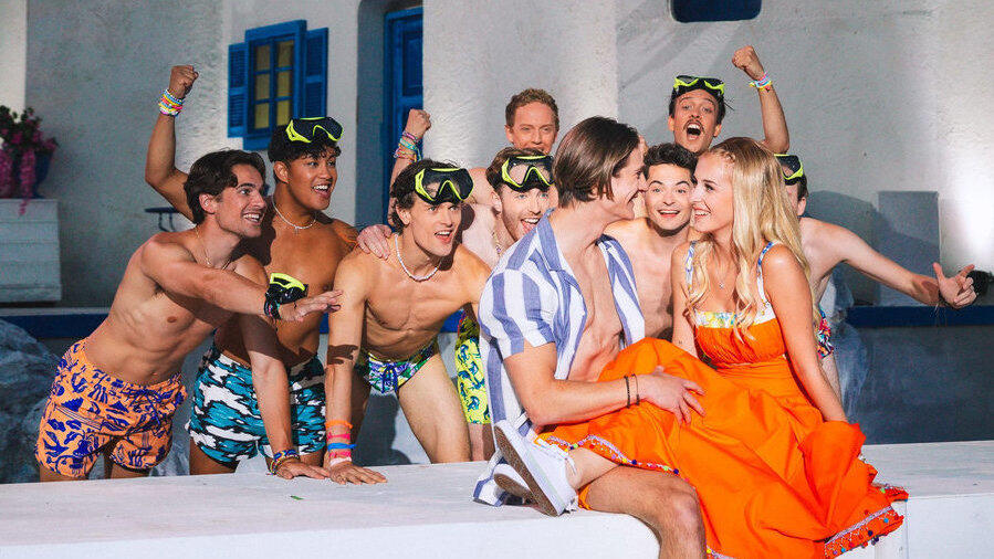 „Ein Rausch, den man erst später versteht“: Der 23-Jährige in zwei Szenen des Musicals „Mamma Mia“, bei dem der Straubinger diesen Sommer in Österreich mitgespielt hat. „Ein Rausch, den man erst später versteht“: Der 23-Jährige in zwei Szenen des Musicals „Mamma Mia“, bei dem der Straubinger diesen Sommer in Österreich mitgespielt hat.