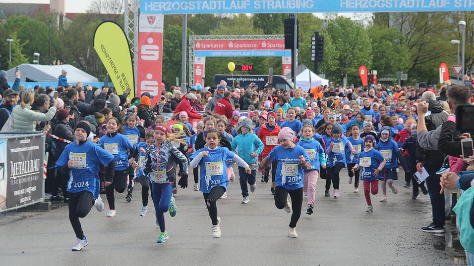 Nasskaltes Aprilwetter lässt die jungen Straubinger Läufer kalt.
