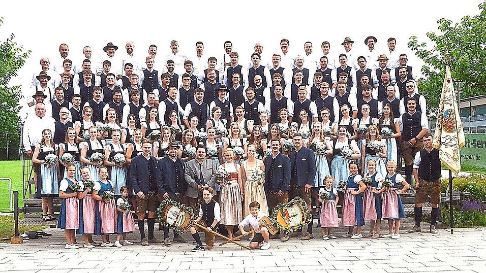 Mit Stolz pr&auml;sentierte sich der Jubelverein, der KBV Mintraching, mit den ehemaligen Burschen.