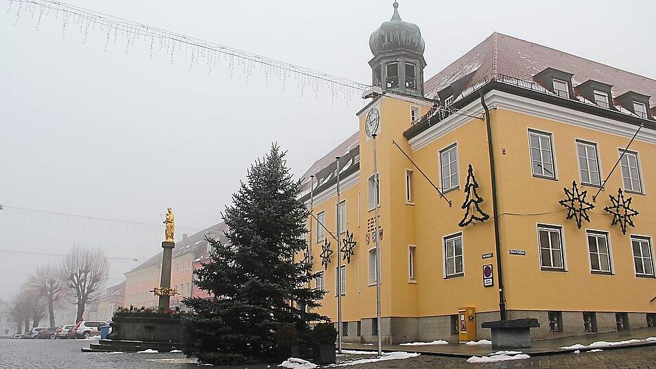 Der Christbaum steht vor dem Rathaus.