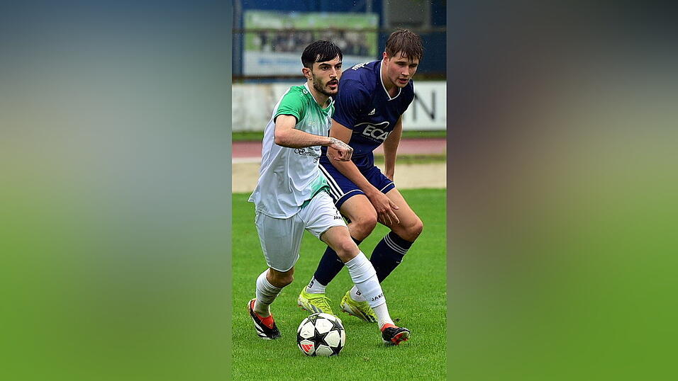 Deggendorfs Robert Baghramyan (in wei&szlig;) gl&auml;nzte als zweifacher Torsch&uuml;tze in Oberpolling.