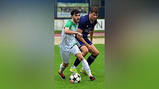 Deggendorfs Robert Baghramyan (in wei&szlig;) gl&auml;nzte als zweifacher Torsch&uuml;tze in Oberpolling.