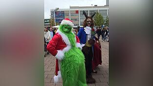 Viele Besucher kamen in Verkleidung - mit dabei unter anderem der 'Grinch' und das Biest aus 'Die Schöne und das Biest'. Viele Besucher kamen in Verkleidung - mit dabei unter anderem der 'Grinch' und das Biest aus 'Die Schöne und das Biest'.