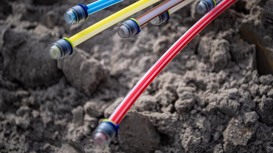 Glasfaserkabel liegen auf einer Baustelle.