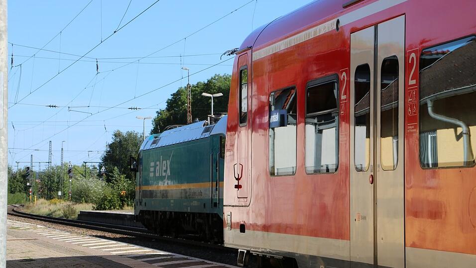 Der Flughafenexpress am Neufahrner Bahnhof: Die Kapazität auf der Bahnlinie soll von 150 bis 200 auf etwa 250 Fahrgäste steigen. Der Flughafenexpress am Neufahrner Bahnhof: Die Kapazität auf der Bahnlinie soll von 150 bis 200 auf etwa 250 Fahrgäste steigen.