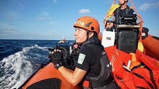 Anna Dütsch arbeitet seit eineinhalb Jahren für Sea-Eye. Im Herbst 2024 hat sie auch selbst an einer Mission im Mittelmeer teilgenommen. Anna Dütsch arbeitet seit eineinhalb Jahren für Sea-Eye. Im Herbst 2024 hat sie auch selbst an einer Mission im Mittelmeer teilgenommen.