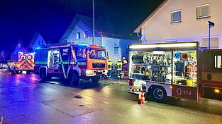 Mehrere Feuerwehren sowie der BRK-Rettungsdienst waren Samstagnacht an den Föhrenweg geeilt.