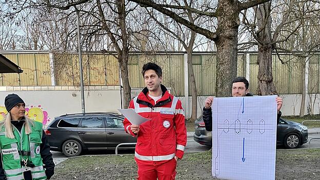 Stefan Schmidbauer weist die Schwimmer vor Beginn des Weihnachts-Schwimmens ein. Stefan Schmidbauer weist die Schwimmer vor Beginn des Weihnachts-Schwimmens ein.