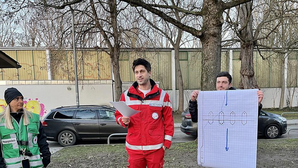 Stefan Schmidbauer weist die Schwimmer vor Beginn des Weihnachts-Schwimmens ein. Stefan Schmidbauer weist die Schwimmer vor Beginn des Weihnachts-Schwimmens ein.