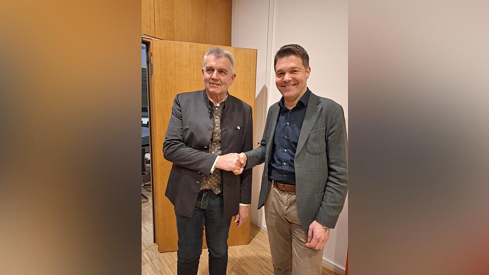 Zwei, mit breitem Grinsen am Wahlabend: Josef Dollinger (Moosburg Pur, li.) und Maximilian Mader (CSU). Beide treffen am 22. M&auml;rz in der Stichwahl aufeinander.