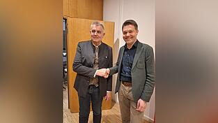 Zwei, mit breitem Grinsen am Wahlabend: Josef Dollinger (Moosburg Pur, li.) und Maximilian Mader (CSU). Beide treffen am 22. M&auml;rz in der Stichwahl aufeinander.