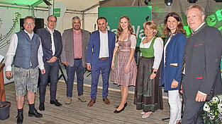 Christian Wild, Leiter der Region Oberpfalz Süd bei BayWa Baustoffe (l.), und Niederlassungsleiterin Magdalena Schöberl (4.v.r.) freuten sich über den Besuch von Landrätin Tanja Schweiger (2.v.r.), Bürgermeisterin Elisabeth Kerscher (3. v.r.), Bürgermeister Josef Schütz (4.v.l.) sowie von Steffen Mechter, Gesamtleiter Bau (r.) und weiteren BayWa-Vertretern. Christian Wild, Leiter der Region Oberpfalz Süd bei BayWa Baustoffe (l.), und Niederlassungsleiterin Magdalena Schöberl (4.v.r.) freuten sich über den Besuch von Landrätin Tanja Schweiger (2.v.r.), Bürgermeisterin Elisabeth Kerscher (3. v.r.), Bürgermeister Josef Schütz (4.v.l.) sowie von Steffen Mechter, Gesamtleiter Bau (r.) und weiteren BayWa-Vertretern.