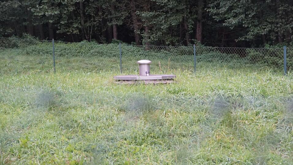 Der Trinkwasserbrunnen am Waldrand bei Zinzendorf. Seit einem Ölunfall ist er vorsorglich gesperrt. Den Zinzendorfern, die stolz auf ihr eigenes Wasser sind, tut das im Herzen weh.