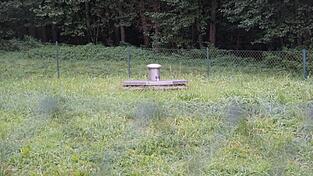 Der Trinkwasserbrunnen am Waldrand bei Zinzendorf. Seit einem Ölunfall ist er vorsorglich gesperrt. Den Zinzendorfern, die stolz auf ihr eigenes Wasser sind, tut das im Herzen weh.