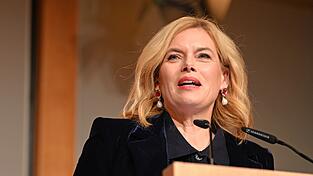 Bundestagspräsidentin Julia Klöckner hielt in Berlin eine Laudatio auf die Streetworkerin Sabine Constabel, die sich gegen Prostitution engagiert. Bundestagspräsidentin Julia Klöckner hielt in Berlin eine Laudatio auf die Streetworkerin Sabine Constabel, die sich gegen Prostitution engagiert.