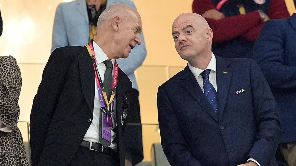 Kritische Töne: DFB-Präsident Bernd Neuendorf (l) hält Infantinos Investoren-Plan für keine gute Idee. (Archivbild) Kritische Töne: DFB-Präsident Bernd Neuendorf (l) hält Infantinos Investoren-Plan für keine gute Idee. (Archivbild)