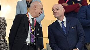 Kritische Töne: DFB-Präsident Bernd Neuendorf (l) hält Infantinos Investoren-Plan für keine gute Idee. (Archivbild) Kritische Töne: DFB-Präsident Bernd Neuendorf (l) hält Infantinos Investoren-Plan für keine gute Idee. (Archivbild)
