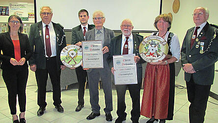 Bürgermeisterin Andrea Probst, 1. Schützenmeister Rudi Mühlbauer, 3. Schützenmeister Thomas Retzer, die neuen Ehrenmitglieder Johann Sagstetter und Peter Neubert, 2. Schützenmeisterin Margret Seifert sowie Ehrenschützenmeister Otmar Hübner.