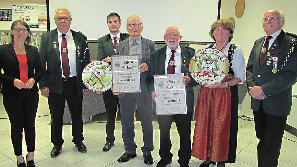 Bürgermeisterin Andrea Probst, 1. Schützenmeister Rudi Mühlbauer, 3. Schützenmeister Thomas Retzer, die neuen Ehrenmitglieder Johann Sagstetter und Peter Neubert, 2. Schützenmeisterin Margret Seifert sowie Ehrenschützenmeister Otmar Hübner.