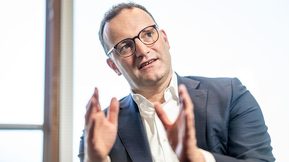 Jens Spahn war von 2018 bis 2021 Bundesgesundheitsminister. Der 44-Jährige lebt mit seinem Ehemann in Berlin. Jens Spahn war von 2018 bis 2021 Bundesgesundheitsminister. Der 44-Jährige lebt mit seinem Ehemann in Berlin.