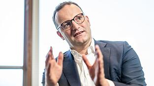 Jens Spahn war von 2018 bis 2021 Bundesgesundheitsminister. Der 44-Jährige lebt mit seinem Ehemann in Berlin. Jens Spahn war von 2018 bis 2021 Bundesgesundheitsminister. Der 44-Jährige lebt mit seinem Ehemann in Berlin.