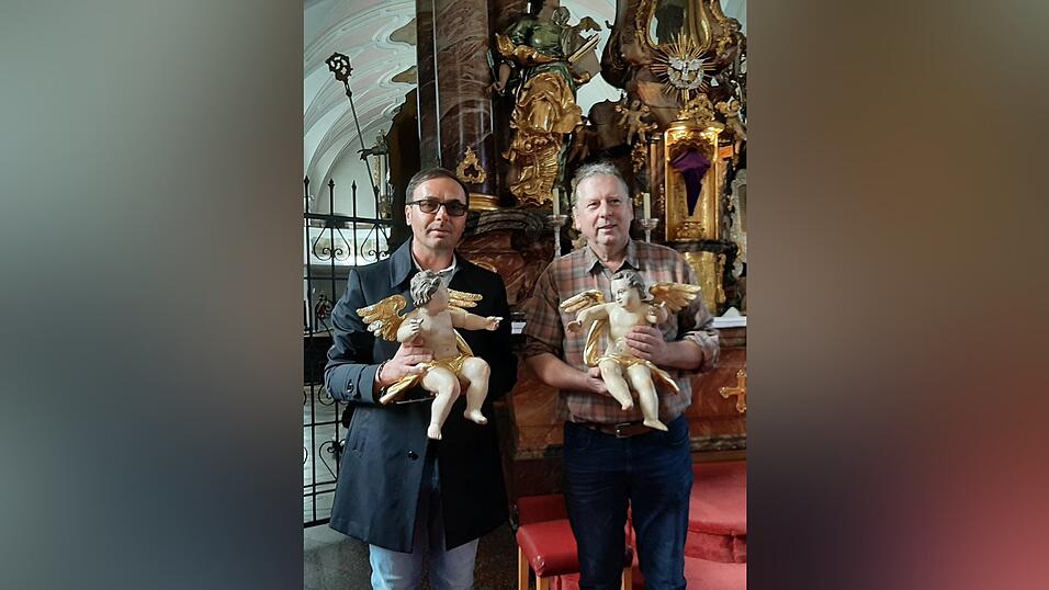 Pfarrer Dr. Augustinus Kozdra (l.) nahm den neu geschnitzten Engel f&uuml;r die Klosterkirche in Empfang.