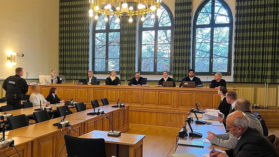 Der angeklagte Häftling ließ über seine Verteidigerin erklären, dass er sich zu einem späteren Zeitpunkt im Landgericht Stendal äußern wird. Er soll seine Ehefrau während eines Besuchs in einer sogenannten Liebeszelle in der Justizvollzugsanstalt Burg erwürgt haben. Der angeklagte Häftling ließ über seine Verteidigerin erklären, dass er sich zu einem späteren Zeitpunkt im Landgericht Stendal äußern wird. Er soll seine Ehefrau während eines Besuchs in einer sogenannten Liebeszelle in der Justizvollzugsanstalt Burg erwürgt haben.