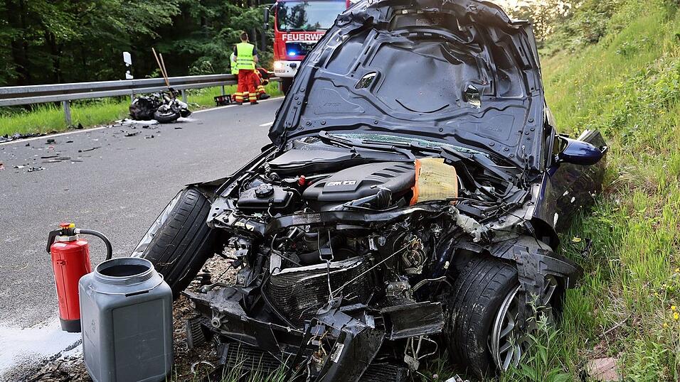 Eine Motorradfahrerin wurde bei dem Unfall lebensgefährlich verletzt. Eine Motorradfahrerin wurde bei dem Unfall lebensgefährlich verletzt.