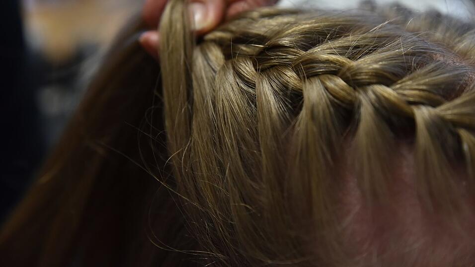 Parallel dazu einen weiteren Zopf auf der anderen Seite flechten. Parallel dazu einen weiteren Zopf auf der anderen Seite flechten.