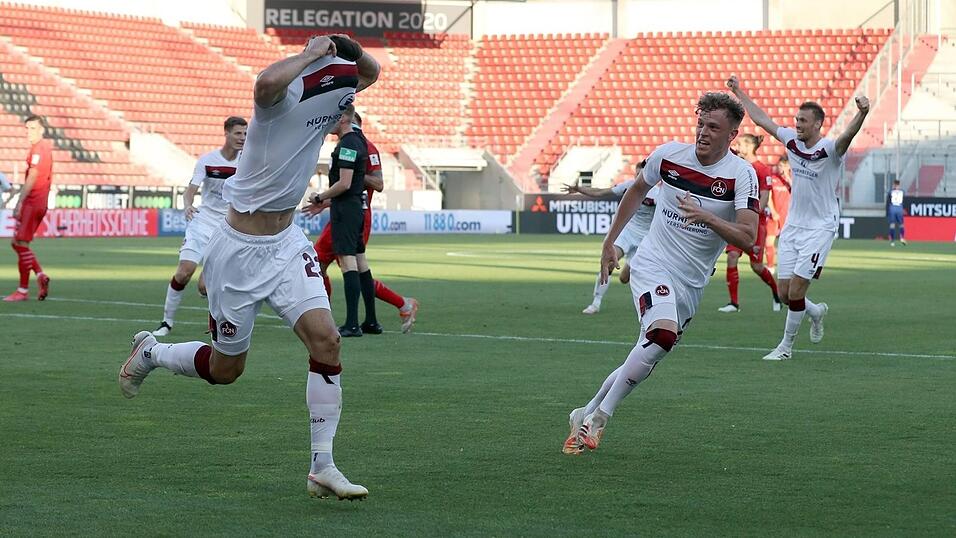 Last-Minute-Jubel über den Klassenerhalt: Mit viel Glück ist der 1. FC NÜrnberg in der 2. Liga geblieben. Last-Minute-Jubel über den Klassenerhalt: Mit viel Glück ist der 1. FC NÜrnberg in der 2. Liga geblieben.