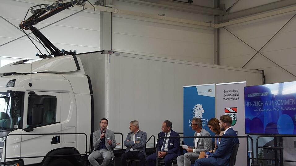 Von links: Professor Danny Wauri, Karl Blaim von Siemens Mobility, Bürgermeister Josef Schütz, Moderator Jörg Kunz, LandrätinTanja Schweiger und Professor Bernd Kuhn. Im Hintergrund ein Oberleitungs-Lastwagen. Von links: Professor Danny Wauri, Karl Blaim von Siemens Mobility, Bürgermeister Josef Schütz, Moderator Jörg Kunz, LandrätinTanja Schweiger und Professor Bernd Kuhn. Im Hintergrund ein Oberleitungs-Lastwagen.
