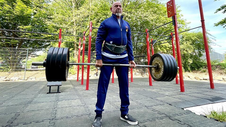 Ganz normales Trainingsgewicht: Einfach so für die Kamera um die 140 Kilo zu wuchten, das ist für den 74-Jährigen wie hier im neuen Outdoor-Bereich des Injoys kein Problem. Ganz normales Trainingsgewicht: Einfach so für die Kamera um die 140 Kilo zu wuchten, das ist für den 74-Jährigen wie hier im neuen Outdoor-Bereich des Injoys kein Problem.